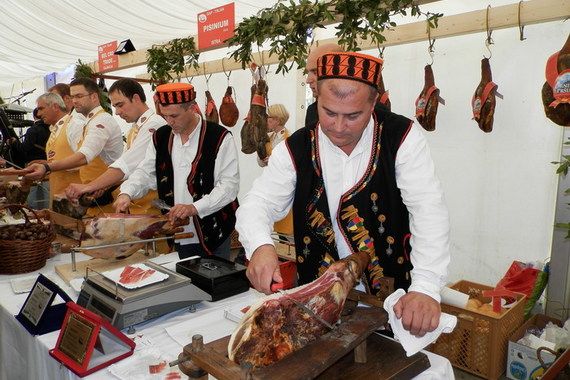 Pravi ljubitelji pršuta ne propuštaju smotru u Tinjanu 