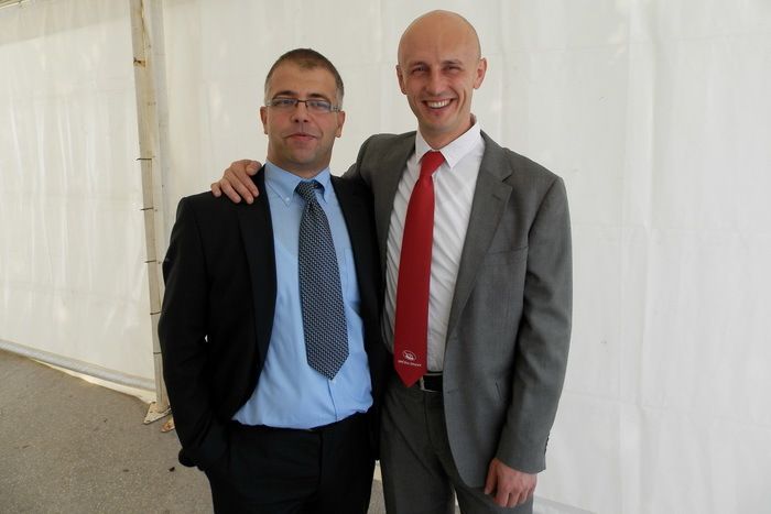 Da bude sve u stilu, tinjanski načelnik Mladen Rajko stavio je crvenu kravatu (na slici s Vedranom Grubišićem)