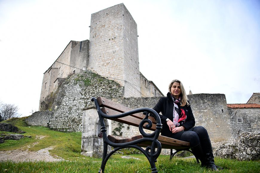 Ariana Brnetić ispred starog grada Kršana