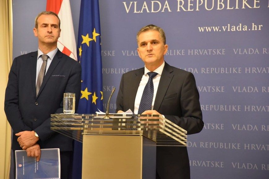 Ministar državne imovine Goran Marić sa suradnikom (foto: Vlada.hr)