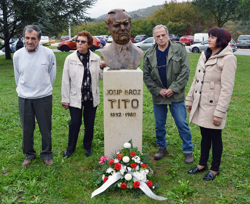 Društvo Josip Broz Tito na komemoraciji uz Titovu bistu u Labinu