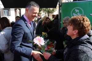 IDS darivao cvijeće: 'O položaju žena treba govoriti cijele godine'