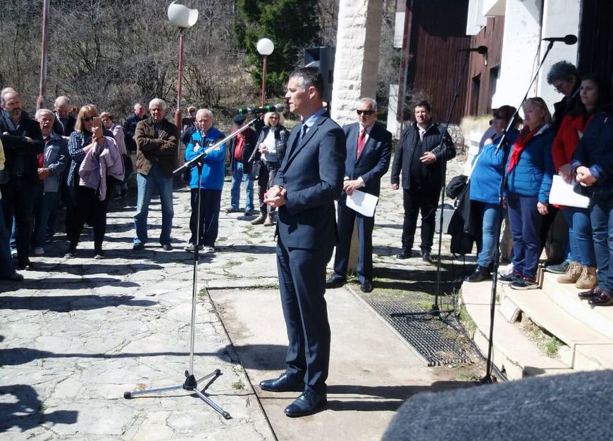 Istarski župan Valter Flego obraća se okupljenima na Učki