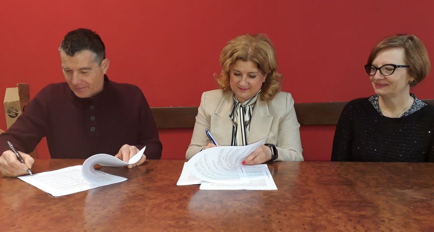 Potpisivanje ugovora: Masimo Jenkel, Glorija Paliska i Dolores Jenkel