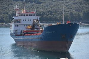 Teretni brod Agios Rafail udario pramcem u stijene