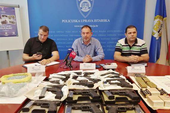 U Puli uhićenja zbog droge, spriječena trgovina oružjem