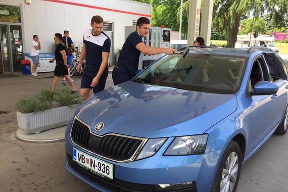 Hrvatski reprezentativci Slovencu oprali staklo na benzinskoj