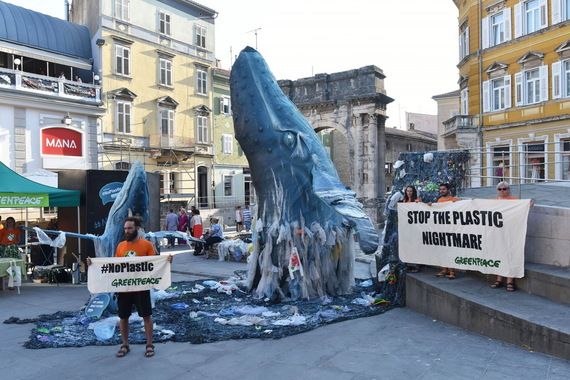 Skulptura visoka 6 metara izronila iz mora plastičnog otpada