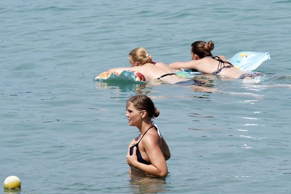 Malo ljetnog ugođaja! Na pulskim plažama život je lijep (foto)