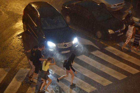 Oluja zahvatila Pulu: Evo kako se branilo od kiše! (foto)