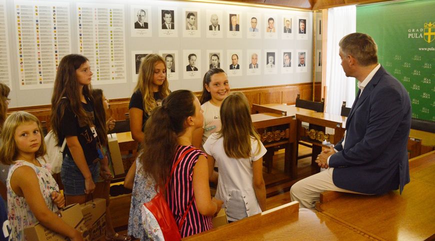 Gradonačelniku su djeca uručila napisane poruke zašto vole Trg kralja Tomislava