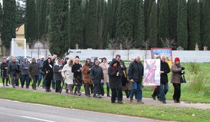 U Vrsaru se već treću godinu održava procesija sa slikom sv. Andrije od vrsarskog groblja poljskim putem do crkve sv. Andrije