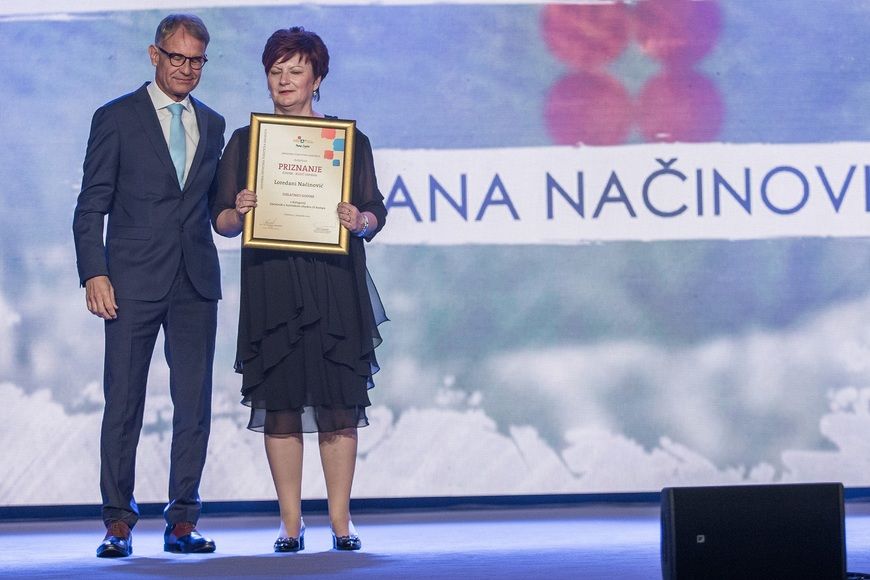 Loredana Načinović prima nagradu od ministra Cappellija