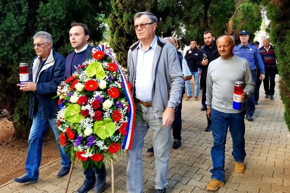 Povodom Dana neovisnosti položeni vijenci i zapaljene svijeće