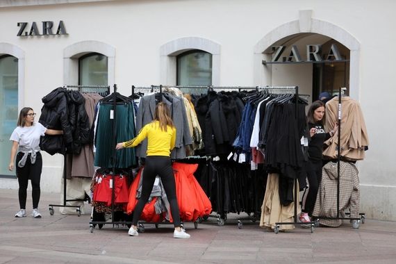 Zara se seli u bivšu poštu, radnice gurale odjeću po Korzu