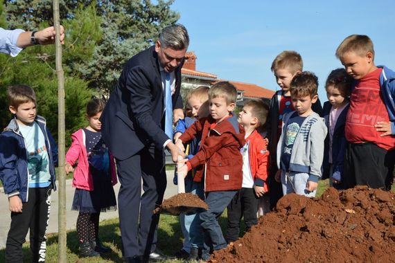 Pula: Djeca vrtića Centar i gradonačelnik sadili stabla