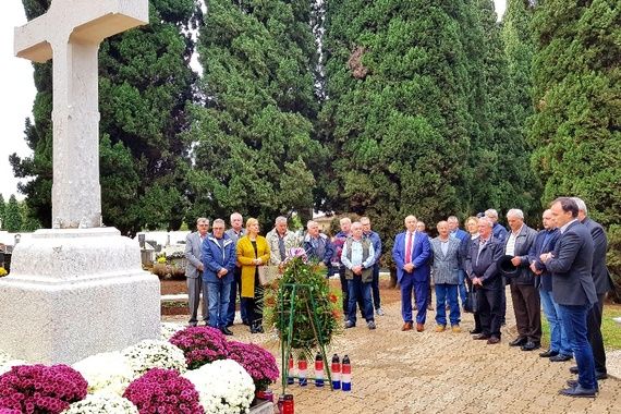 U povodu blagdana položeni vijenci na groblju Poreč