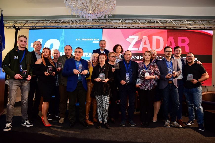 Dobitnici ovogodišnjih nagrada: Elijana Batagelj je u sredini, do nje je Dezi Paliska s Radio Labina, a drugi s desna je Igor Franković s Rovinj FM-a 
