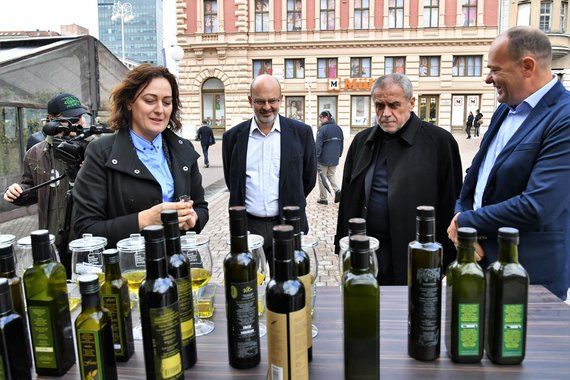 Bandić posjetio vodnjanski štand u Zagrebu, dočekao ga Vitasović