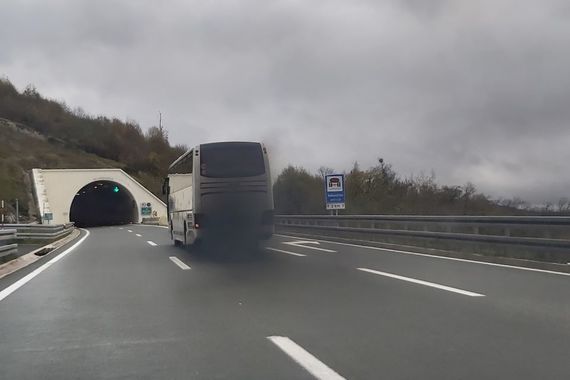 Autobus iz BiH zadimio autocestu: 'Ko je to pustio preko granice?'