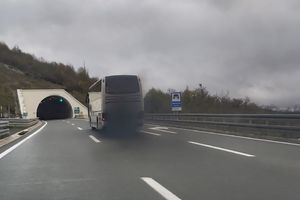 Autobus iz BiH zadimio autocestu: 'Ko je to pustio preko granice?'