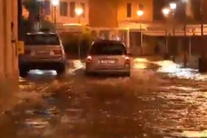 Jugo nastavlja divljati: Pogledajte video iz poplavljenog Rovinja!