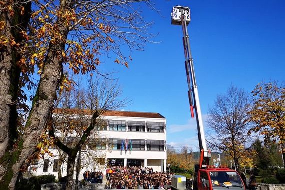 Pazinska škola dobila milenijsku sliku: snimili ju dizalicom!