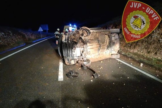 Mladi vozač sletio se ceste, udario u stijenu i prevrnuo se 