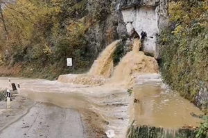 Voda šiklja iz stijene ravno na cestu: pogledajte video!