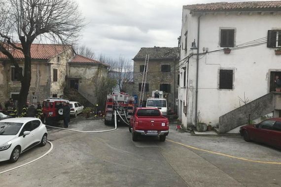 U buzetskoj starogradskoj jezgri gorjelo potkrovlje dvokatnice (foto)