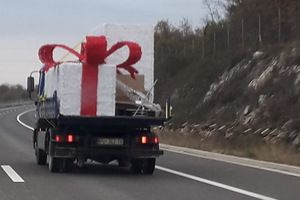 'Sveti Nikola na putu, u kamionu nosi darove'