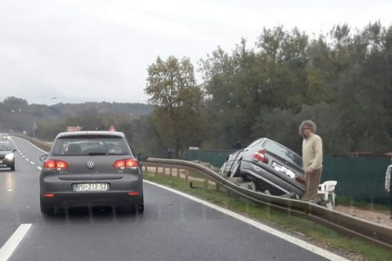 Prometna nezgoda: Auto sletio s ceste na Turnini kod Rovinja