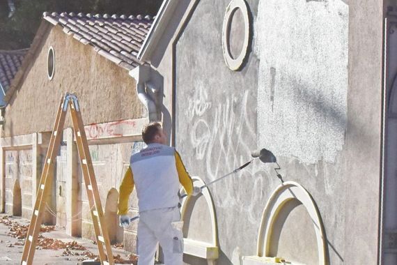 Napisali su im grafite pa su morali prefarbati fasadu