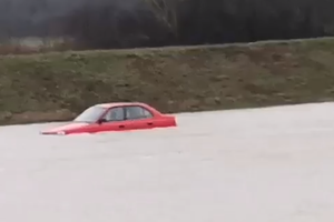 Zaglavio u blatu: 'Nadam se da nema nikog u autu' (video)