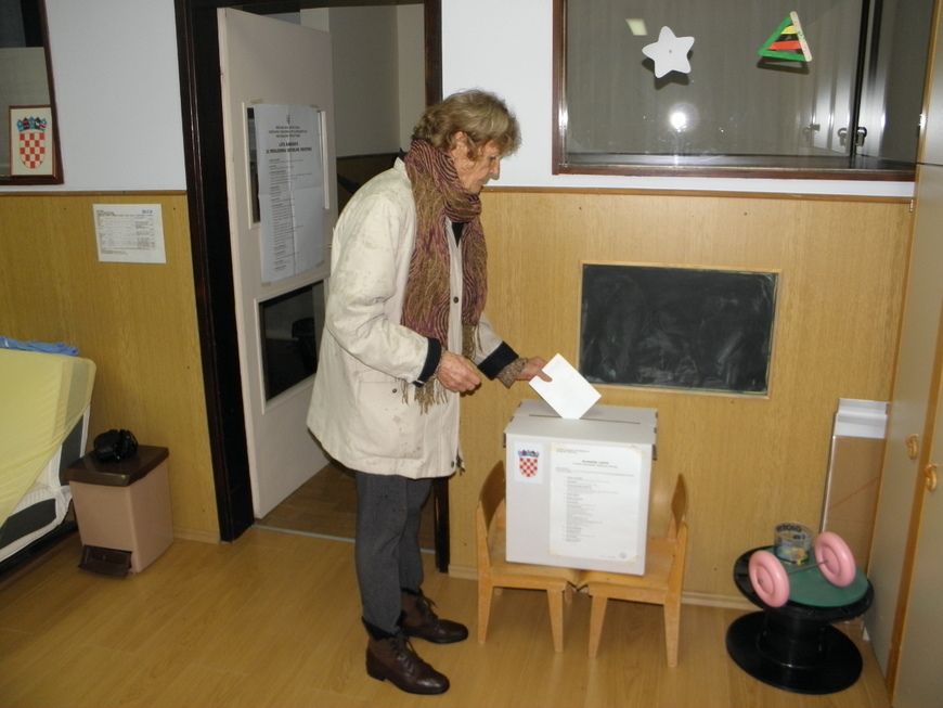 Na biračkom mjestu u vrtiću u Rapcu nešto prije osam sati (foto: Kristian Stepčić Reisman)