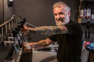 Novo u Puli: Craft pivo spojili s frizerajem, stižu i tetovaže