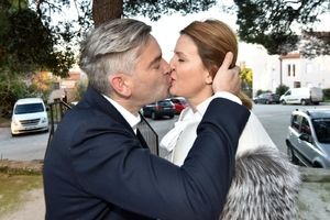 Miletić začinio glasanje strastvenim poljupcem sa suprugom Larom