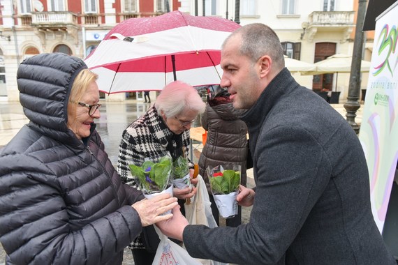 IDS sugrađankama darivao cvijeće za Dan žena