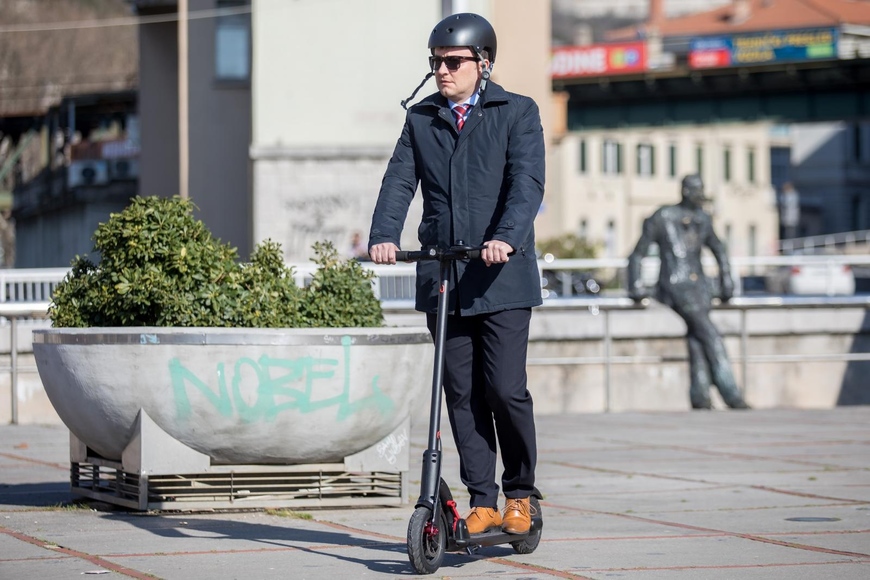 Predsjednik gradske skupštine grada Rijeke Andrej Poropat na posao dolazi električnim romobilom (foto: Nel Pavletić/PIXSELL)