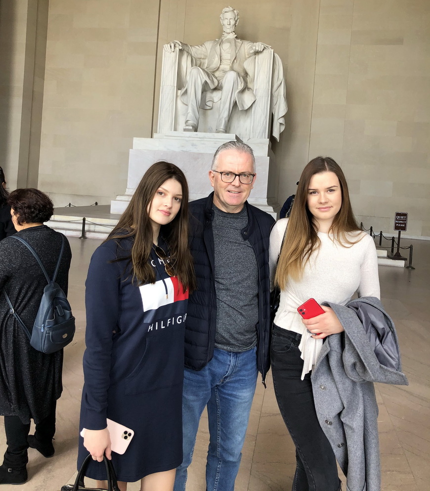 Nenad Čakić s Martinom Rimac i Arjetom Hodža u Lincolnovom memorijalu u Washingtonu