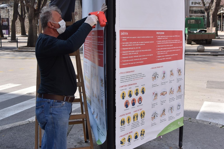 Grad Pula na Korzu postavlja velike info panoe s informacijama kako se ponašati u borbi protiv koronavirusa (foto: Duško Marušić/PIXSELL)