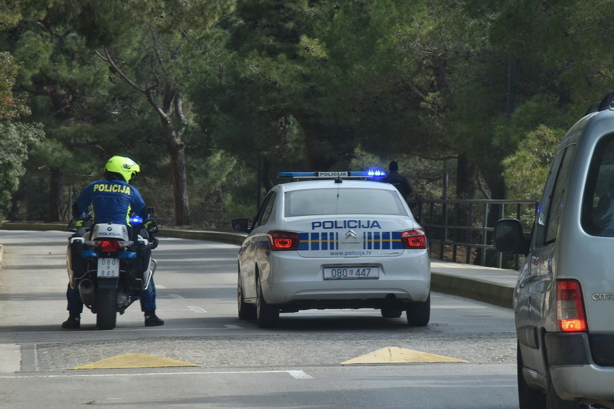  Policijske patrole po Puli upozoravaju građane da se ne grupiraju i da drže razmak između sebe (foto: Duško Marušić/PIXSELL)