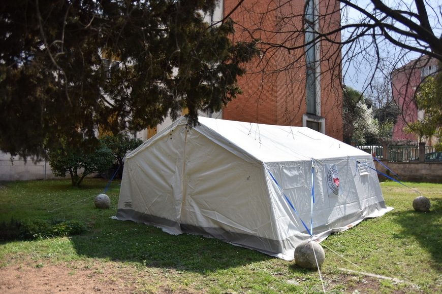 Šatori i upozorenja ispred Zavoda za javno zdravstvo Istarske županije (foto: Duško Marušić/PIXSELL)