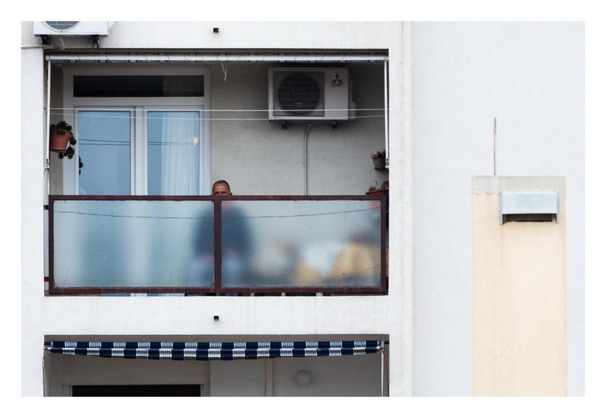 Građani izdržavaju izolaciju na svojim prozorima i balkonima zbog zabrane izlazaka i okupljanja na javnim prostorima (foto: Milan Šabić/PIXSELL)