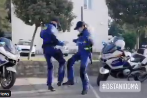 Pulski policajci zaplesali i postali hit na Twitteru (video)