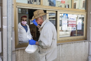 U restoranu Markat građani s prozora preuzimaju svoje ručkove