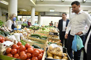 Bernardić kupio žbulu i pomidore na tržnici u Labinu (video)