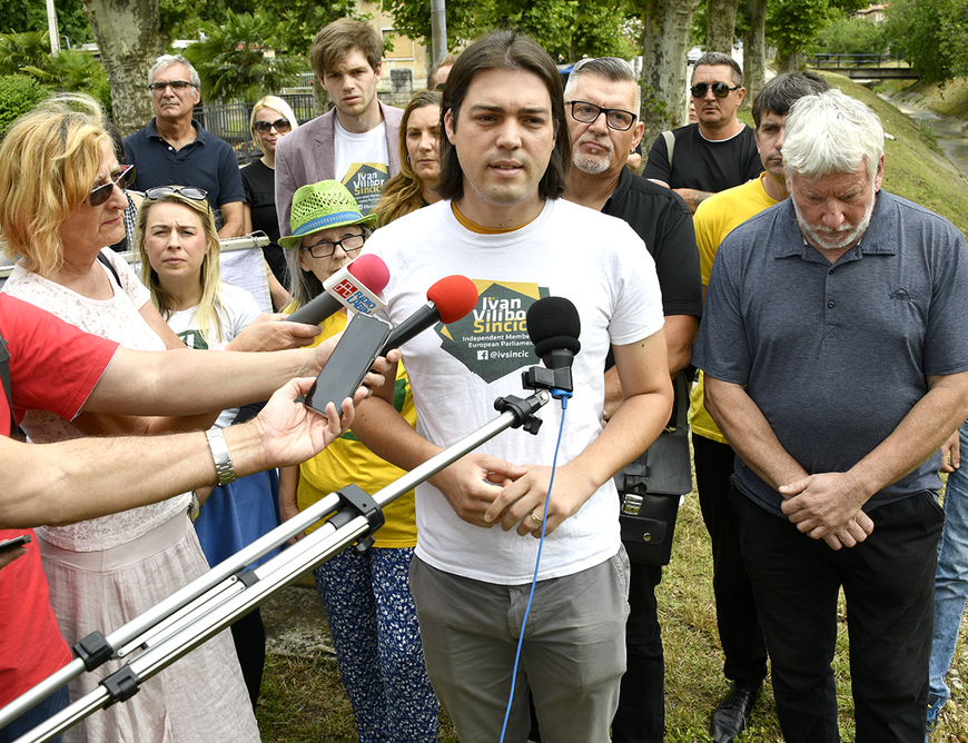 Ivan Vilibor Sinčić daje izjavu novinarima kod kanala u Raši