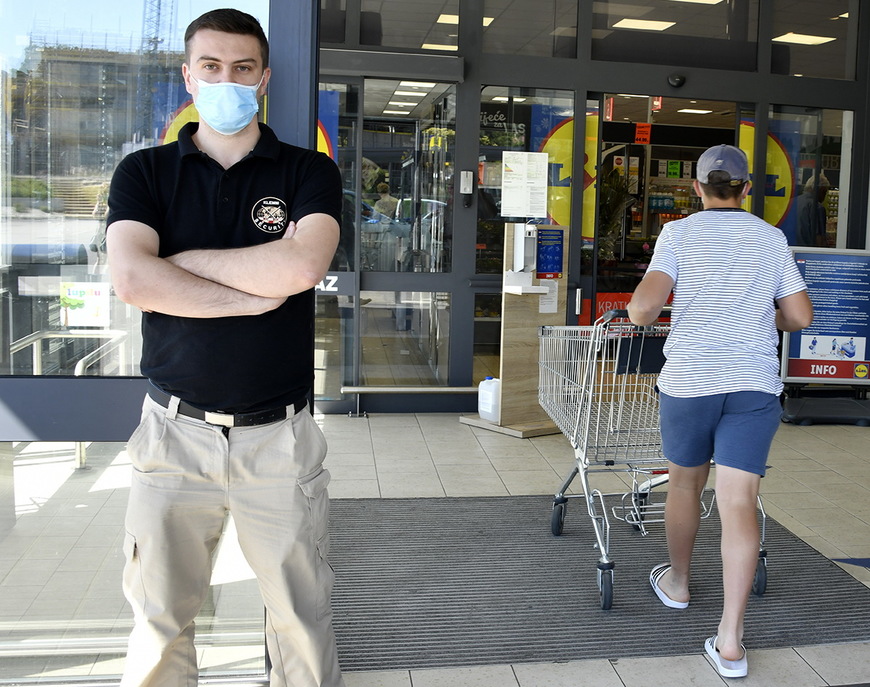 Kontrola nošenja zaštitnih maski na ulazu u supermarket (foto: Roberto Matković)  