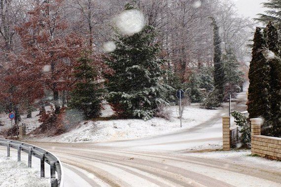 Snijeg ponovo zabijelio Pazinštinu: Tijekom popodneva najavljene obilnije oborine 